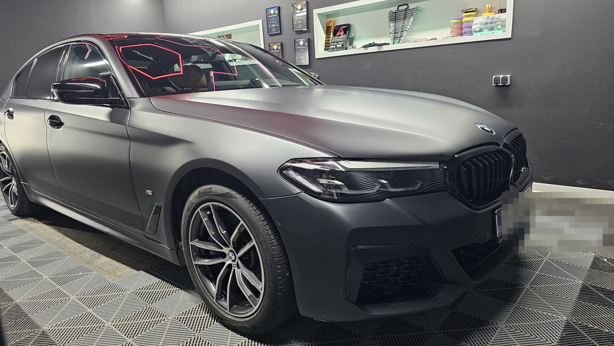 BMW colantat integral în finisaj gri mat de CISKO AutoDesign