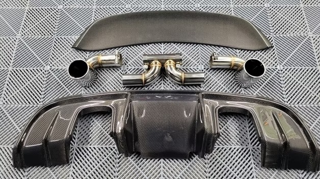 Elemente auto cu finisaj carbon realizate de CISKO AutoDesign