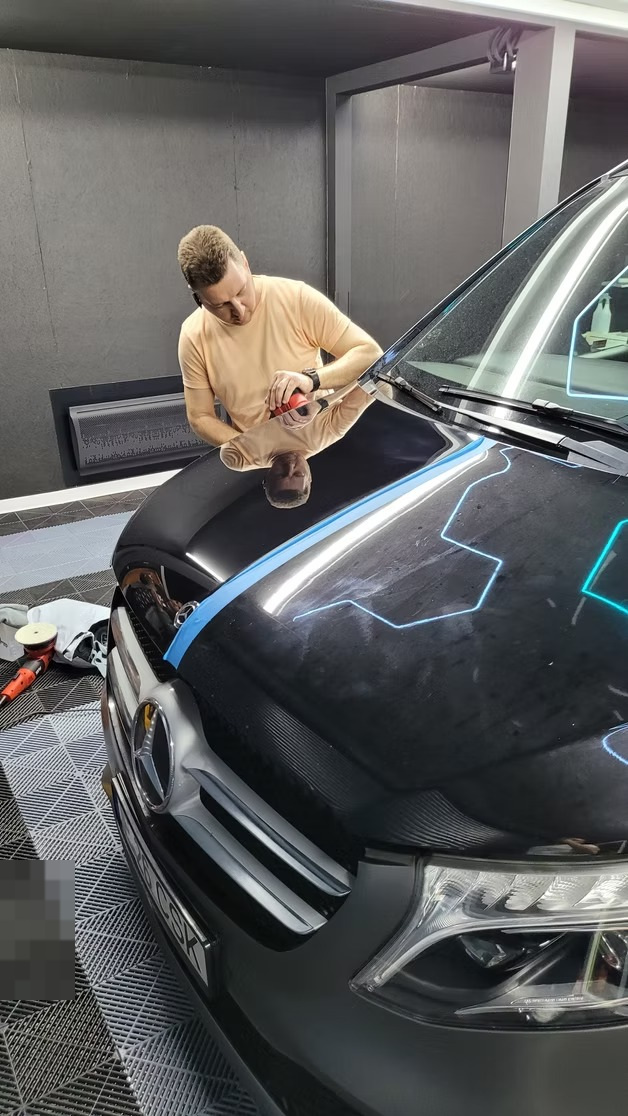 Polish profesional aplicat pe capota unui Mercedes de CISKO AutoDesign