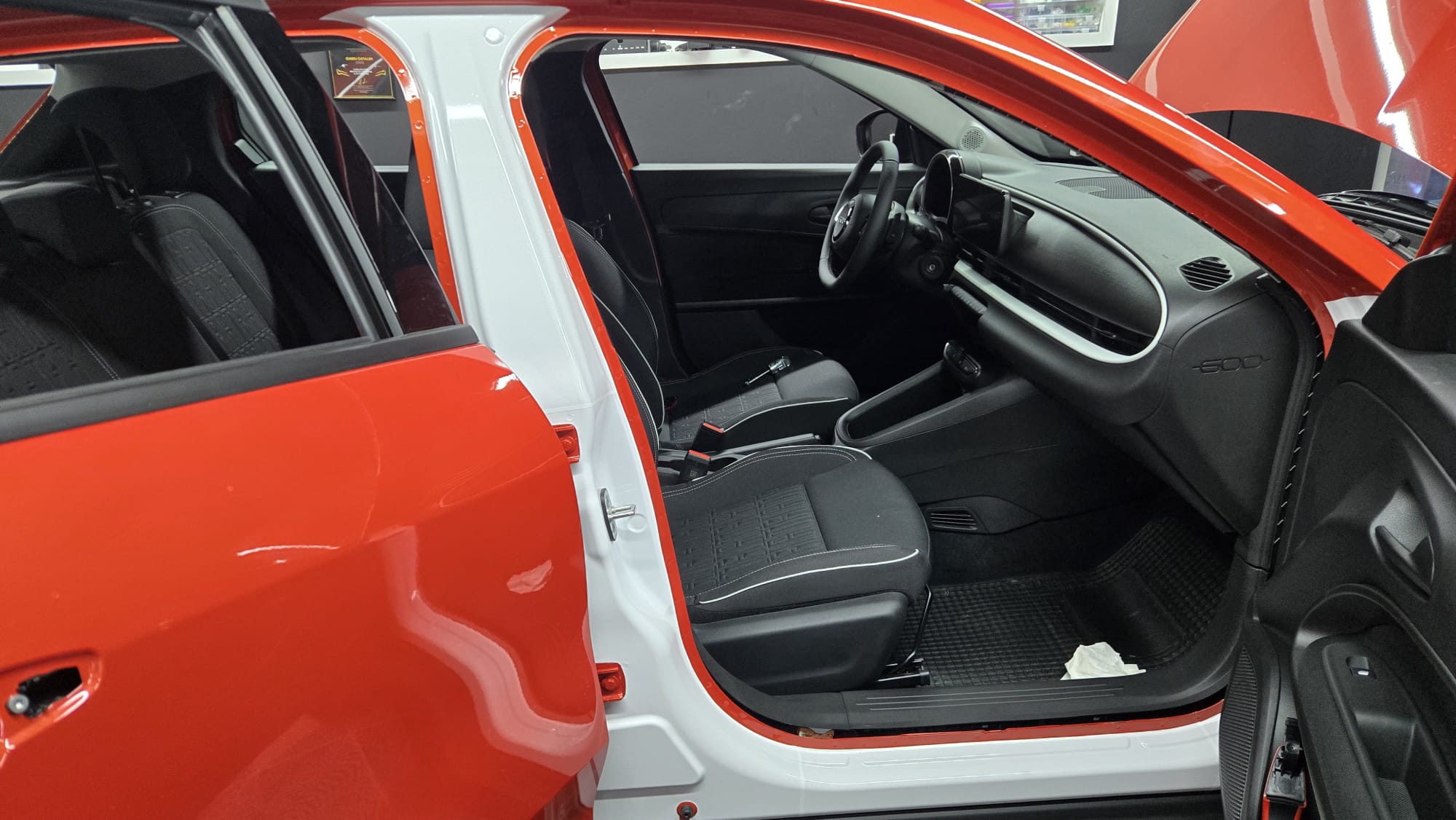 Fiat în proces de colantare integrală în atelierul CISKO AutoDesign